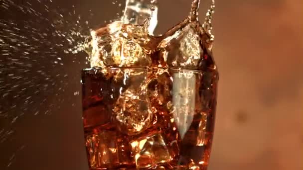Ледяные Кубики Падают Стакан Колой Замедленная Съемка 1000 Кадров Секунду — стоковое видео