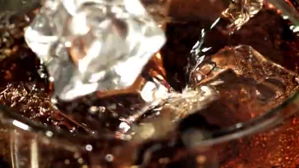 Los Cubos Hielo Caen Vaso Con Cola Filmado Cámara Lenta — Vídeos de Stock