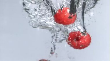 Taze ahududular girdaba düşer. Film, yavaş çekim 1000 fp. Yüksek kaliteli FullHD görüntüler