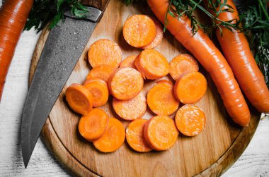 Kesme tahtasında taze doğranmış havuç..