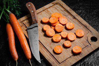 Kesme tahtasında taze doğranmış havuç..