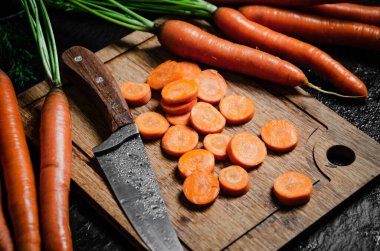 Kesme tahtasında taze doğranmış havuç..