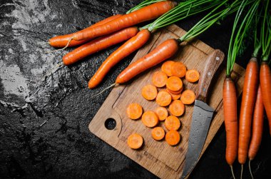 Kesme tahtasında taze doğranmış havuç..