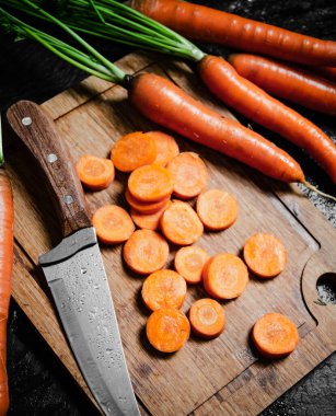 Kesme tahtasında taze doğranmış havuç..