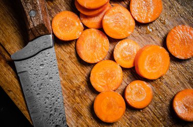 Kesme tahtasında taze doğranmış havuç..