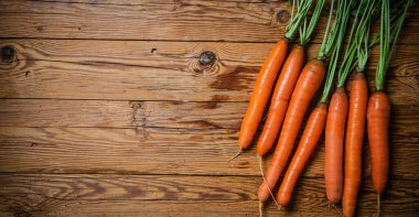 Tahta bir masada taze havuç..