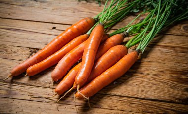 Tahta bir masada taze havuç..