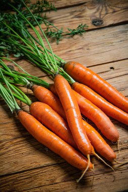 Tahta bir masada taze havuç..