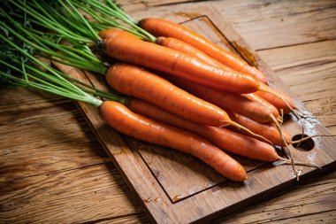 Tahta bir masada taze havuç..