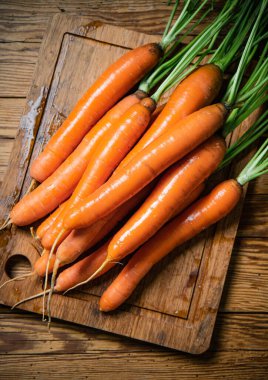 Tahta bir masada taze havuç..