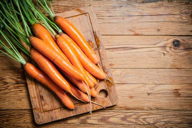 Tahta bir masada taze havuç..