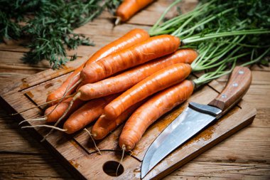 Tahta bir masada taze havuç..