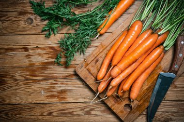 Tahta bir masada taze havuç..