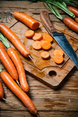 Kesme tahtasında taze doğranmış havuç..