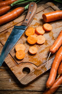 Kesme tahtasında taze doğranmış havuç..