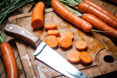 Kesme tahtasında taze doğranmış havuç..