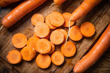 Kesme tahtasında taze doğranmış havuç..