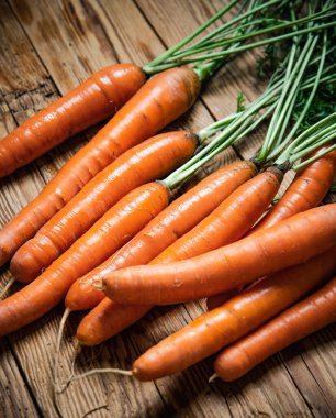 Tahta bir masada taze havuç..