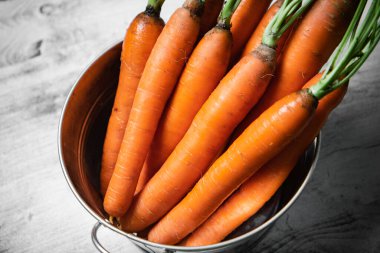 Sepette taze havuç.