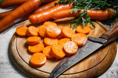 Kesme tahtasında taze doğranmış havuç..