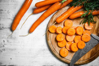 Kesme tahtasında taze doğranmış havuç..