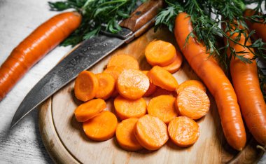 Kesme tahtasında taze doğranmış havuç..