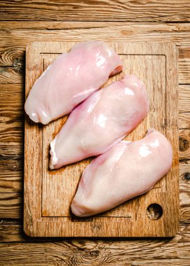 Taze tavuk filetosu. Tahta bir masada..
