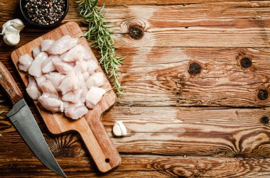 Dilimlenmiş tavuk filetosu. Kesme tahtasının üzerinde.