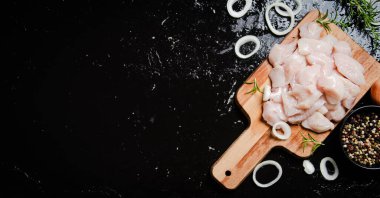 Dilimlenmiş tavuk filetosu. Kesme tahtasının üzerinde.