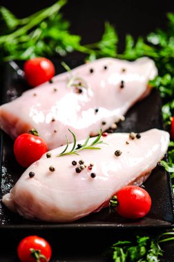 Baharatlı taze tavuk filetosu. Siyah bir masada..