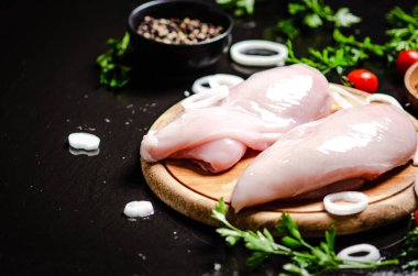 Baharatlı taze tavuk filetosu. Siyah bir masada..