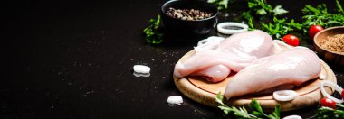 Baharatlı taze tavuk filetosu. Siyah bir masada..