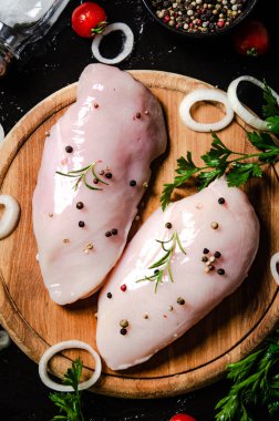 Baharatlı taze tavuk filetosu. Siyah bir masada..