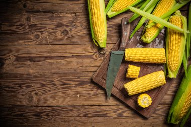 Tahta bir masada taze mısır..