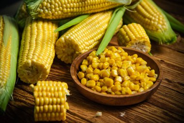 Tabakta konserve mısır.