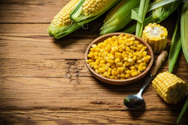 Tabakta konserve mısır.