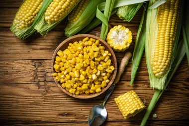 Tabakta konserve mısır.