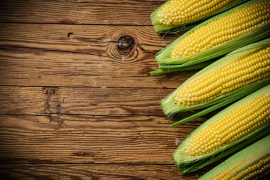 Tahta bir masada taze mısır..