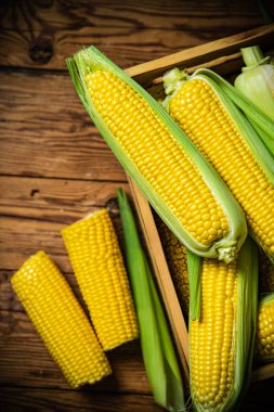 Eski bir kutuda mısır..