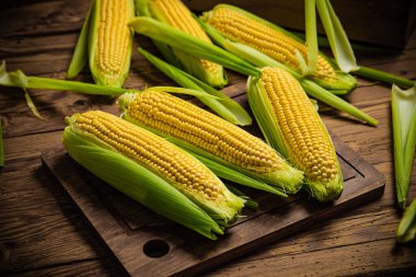 Tahta bir masada taze mısır..