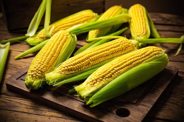 Tahta bir masada taze mısır..