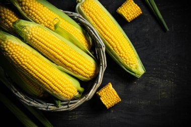 sepet içinde taze Mısır.