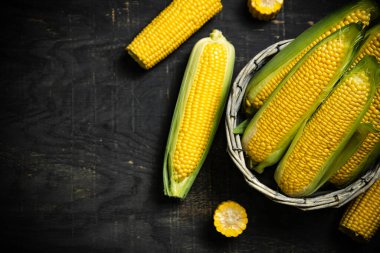 sepet içinde taze Mısır.