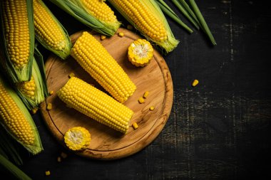 Kesme tahtasındaki taze mısır.