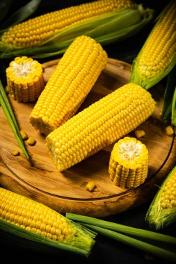 Kesme tahtasındaki taze mısır.