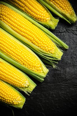 Siyah bir masada taze mısır..