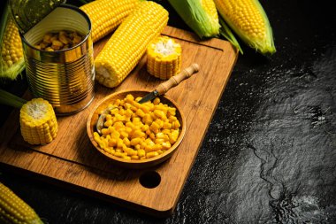 Tahtada konserve mısır..