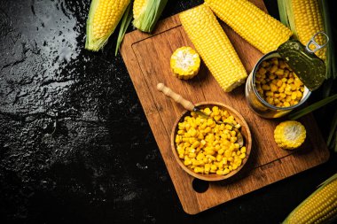 Tahtada konserve mısır..