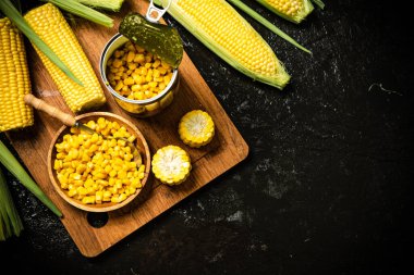 Tahtada konserve mısır..