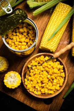 Tahtada konserve mısır..